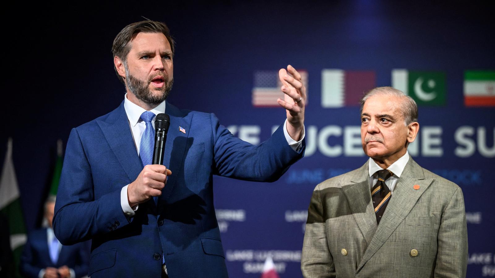 The Vice President of the United States, J.D. Vance, and the Prime Minister of Pakistan, Shehbaz Sharif, this Sunday at the luxury complex of Bürgenstock, Switzerland, where the negotiations are taking place.