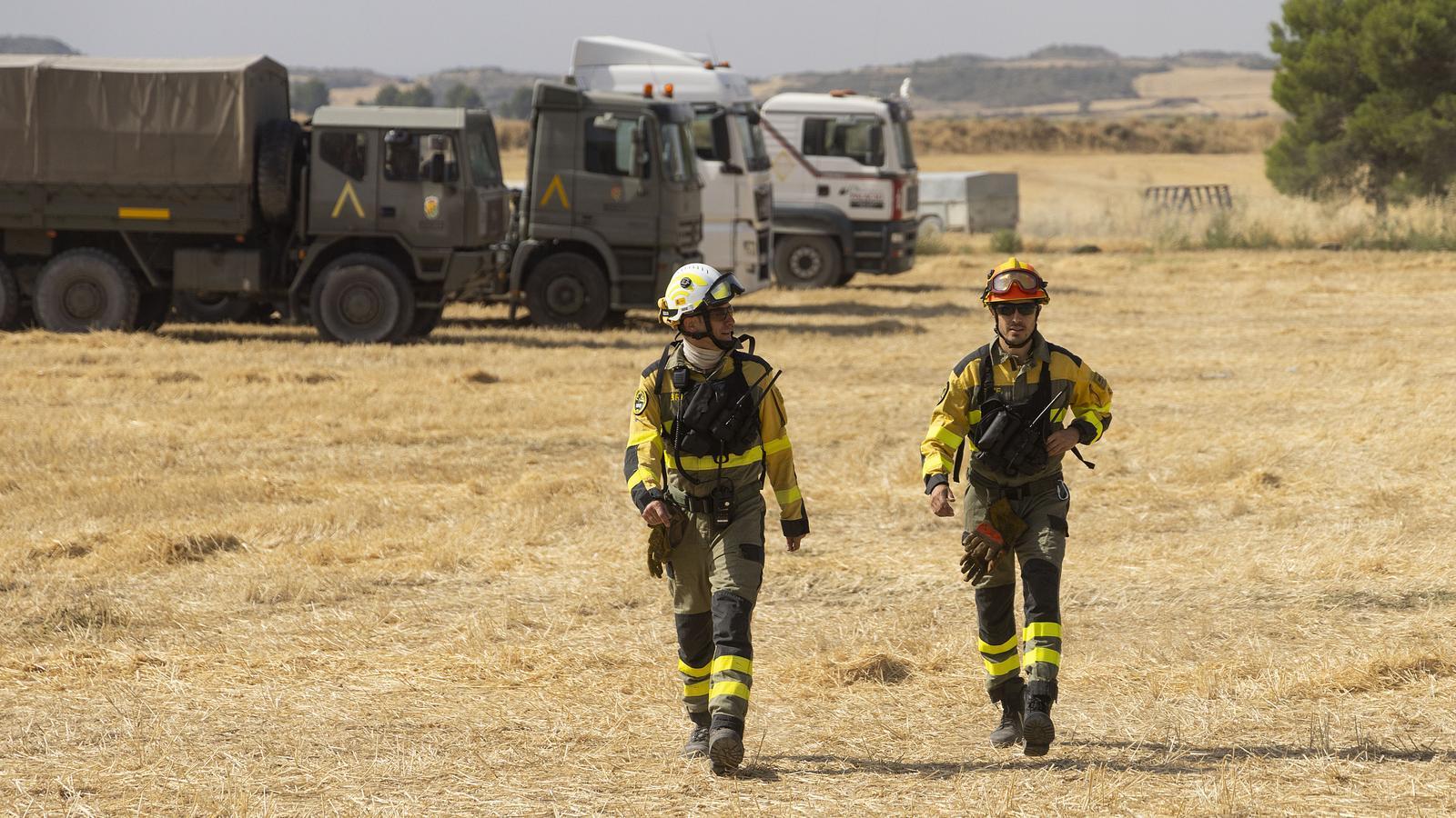 Firefighters work on the tasks of extinguishing the forest fire in Orés
