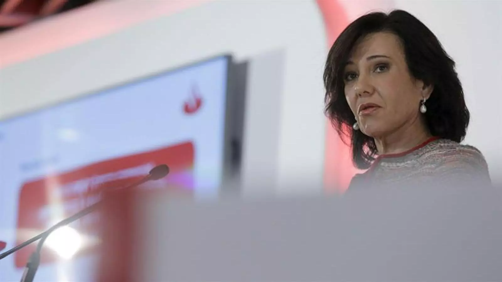 La presidenta del Santander, Ana Botin, durant la presentació dels resultats del 2014 a la ciutat de l'entitat als afores de Madrid. EFE