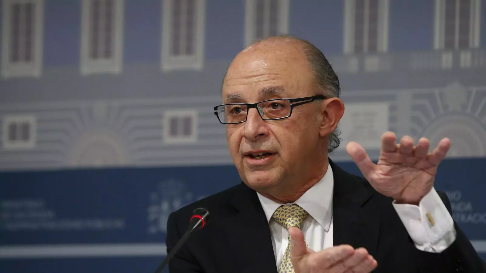El ministre Cristóbal Montoro, durant la roda de premsa celebrada aquest dilluns. / JUAN CARLOS HIDALGO / EFE