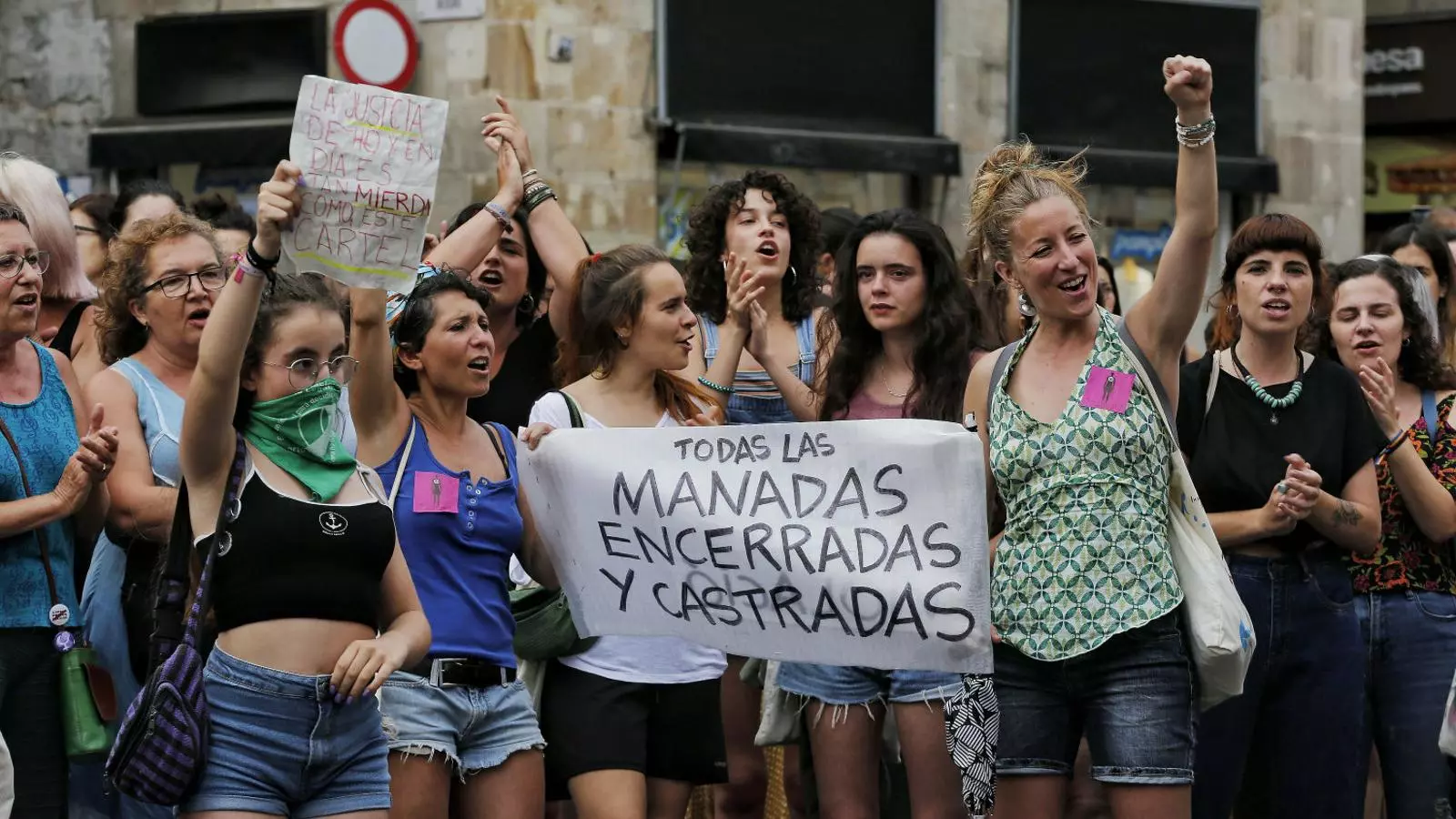 Un grup de dones donant suport a la víctima de la violació en grup de Manresa.