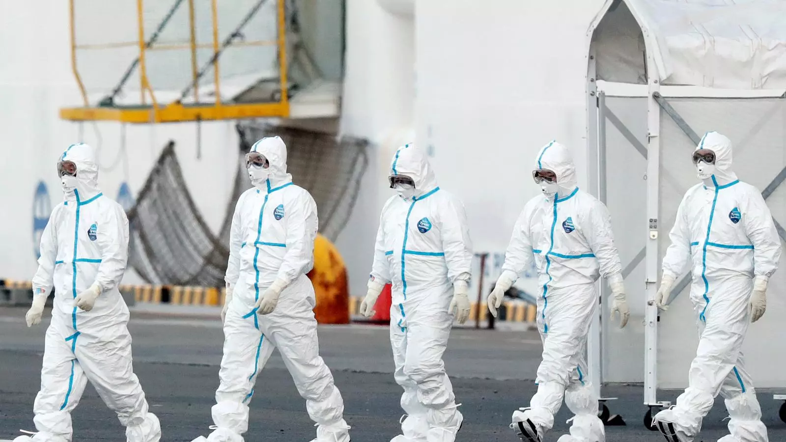 Operaris surten del creuer Diamond Princess, a la ciutat japonesa de Yokohama, just abans de traslladar passatgers que han donat positiu en la prova del coronavirus.