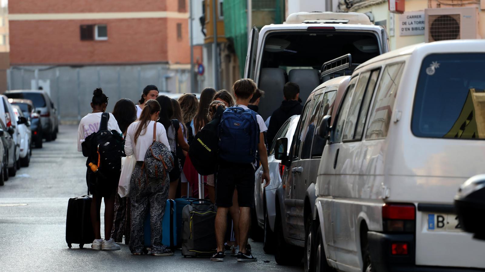 Un grup de persones esperant a la porta d'un habitatge de lloguer turístic