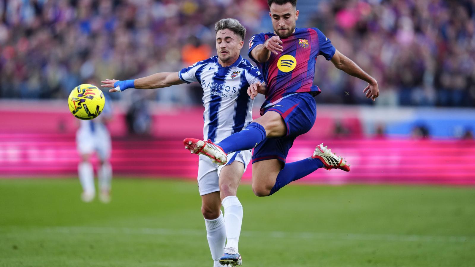 FC Barcelona defender Eric García (r) fights for a ball with Levante striker Iván Romero