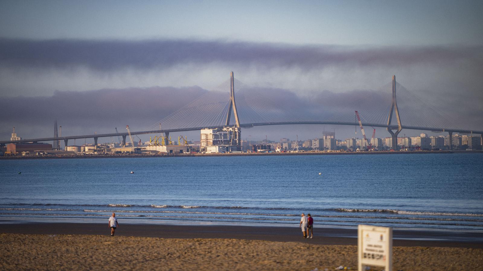 Smoke in Cadiz coming from the Huelva fire.