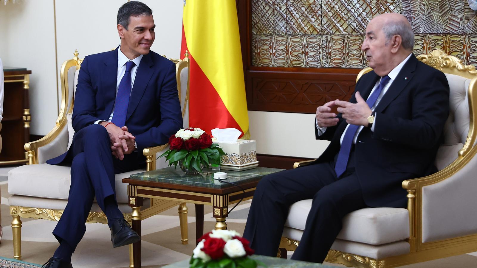 Pedro Sánchez con su homólogo argelino durante la cumbre en Argel