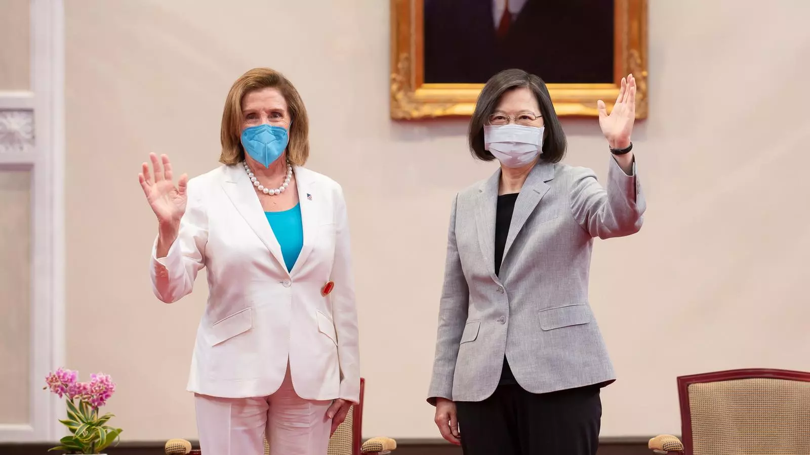 La portavoz de la Cámara de Representantes de los Estados Unidos, Nancy Pelosi, con la presidenta de Taiwán, Tsai Ing-wen, durante su polémica visita en Taipeh.