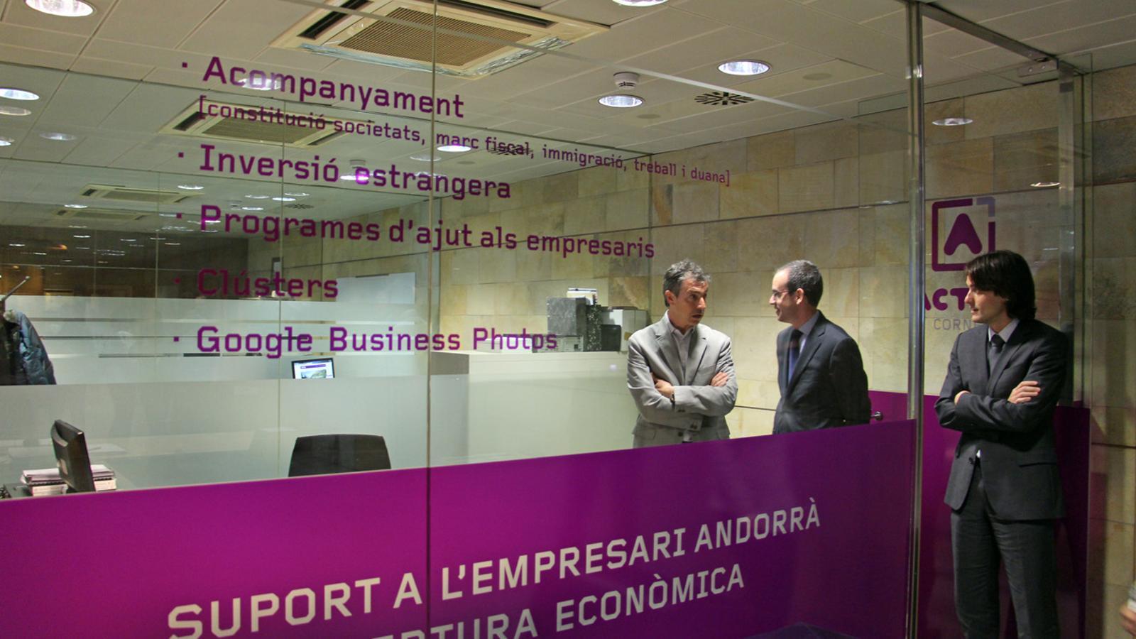 Marc Pantebre, Jordi Alcobé i Josep Maria Missé durant la presentació d"Actua corner" / N.M. (ANA)