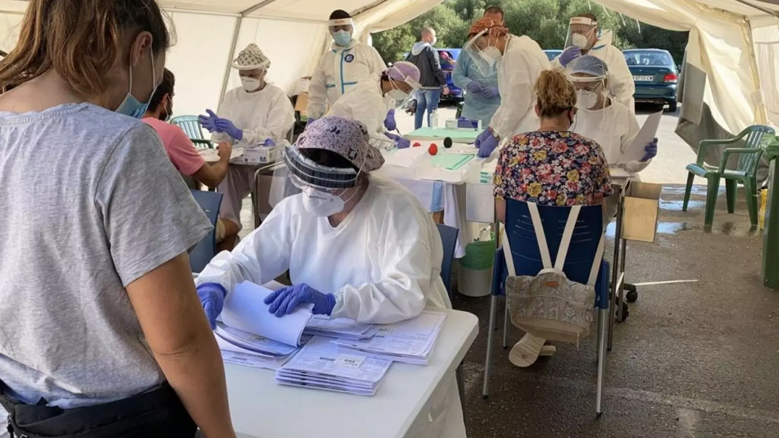 L'activitat no atura al Canal Salat de Ciutadella per a detectar nous positius entre els joves.