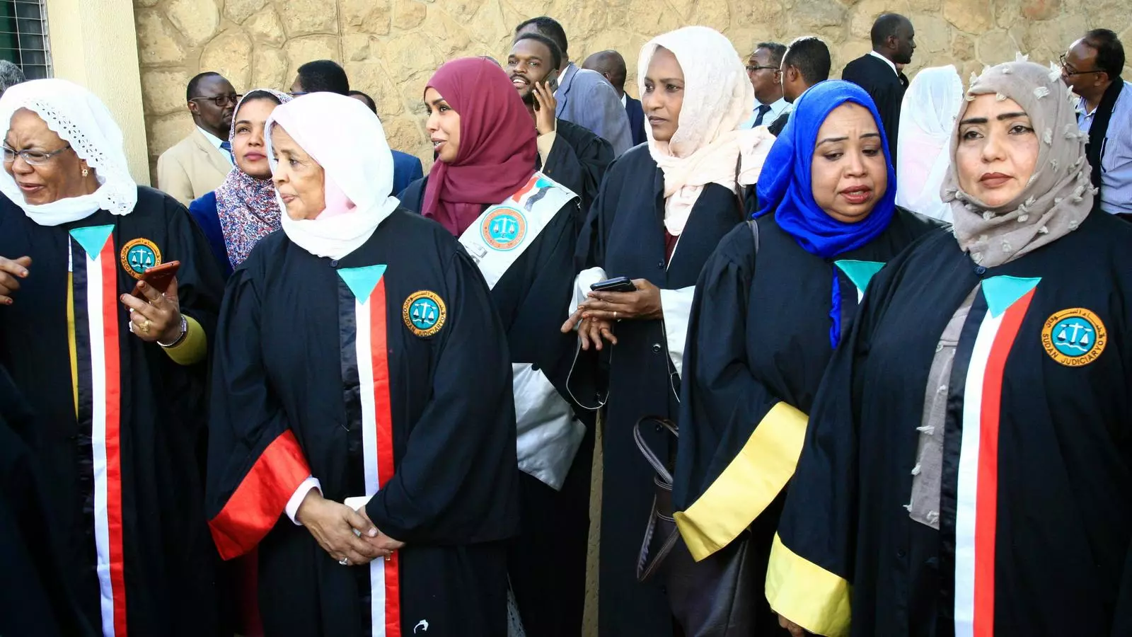 Un grup de magistrades sudaneses es concentren davant dels jutjats per donar suport a la revolució civil