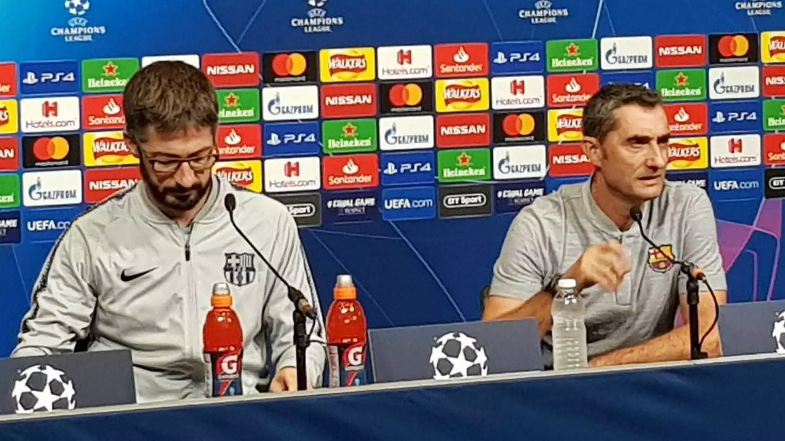 Ernesto Valverde, a la dreta, en la conferència de premsa d'aquesta tarda / Q.A.