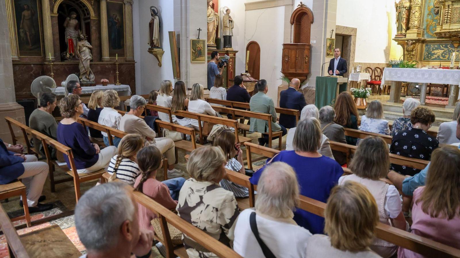 Llorenç Galmés, este lunes desde el altar de la iglesia de Establiments.
