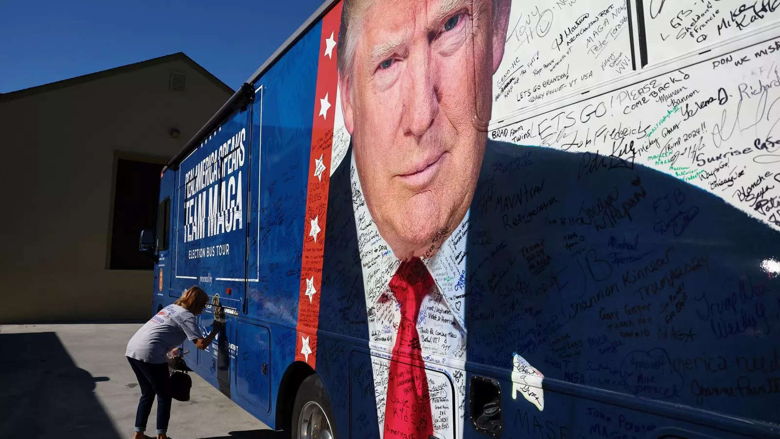 Un autobús amb la foto de Donald Trump en un acte de campanya per al candidat republicà a governador de Pennsilvània, Doug Mastriano.