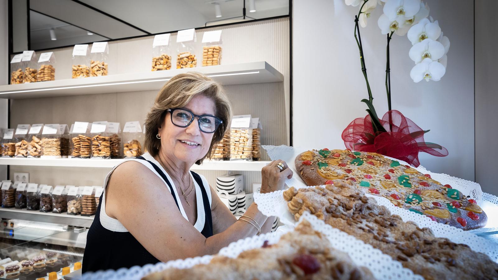 Mercè Canal, en la pastelería Mervier-Canal, con las cocas de San Juan