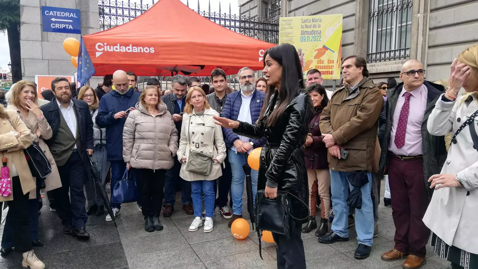 La vicealdessa de Madrid, Begoña Villacís, es dirigeix als seus seguidors el dia de l'Almudena