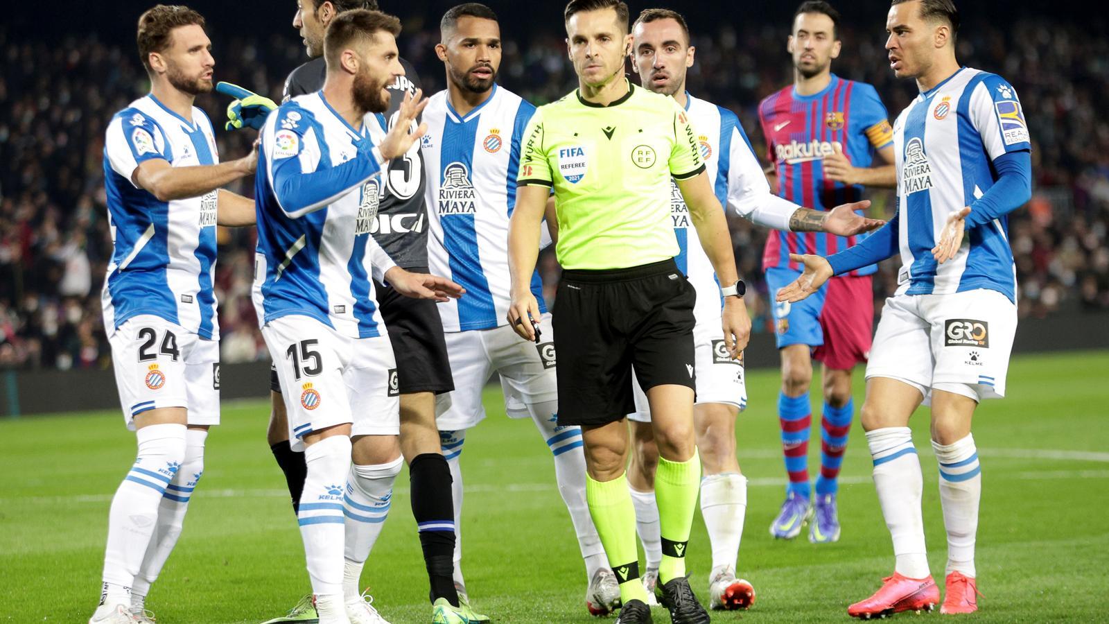 Els jugadors de l'Espanyol, protestant a l'àrbitre Carlos del Cerro Grande el penal xiulat en el derbi contra el Barça