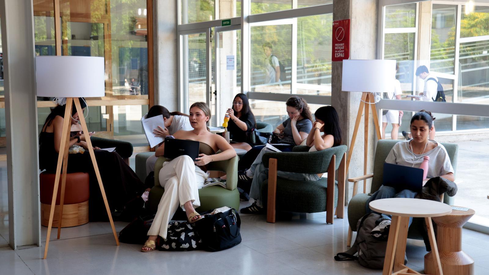 One of the spaces in the Faculty of Law where chairs and sofas have been installed to facilitate the comfort of students and professors.