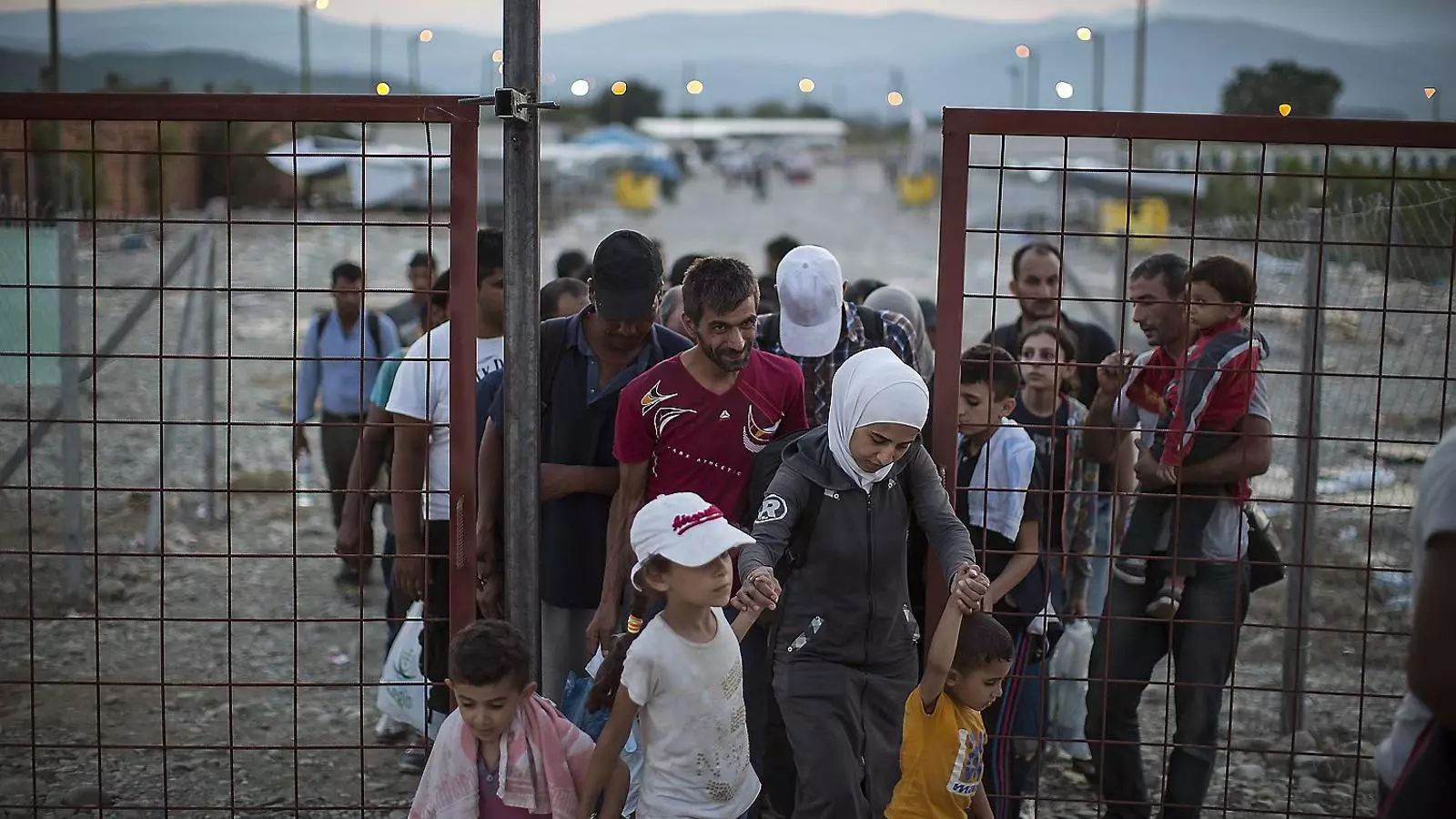 Un grup de refugiats entrant a Macedònia per continuar el seu viatge fugint de la guerra de Síria.
