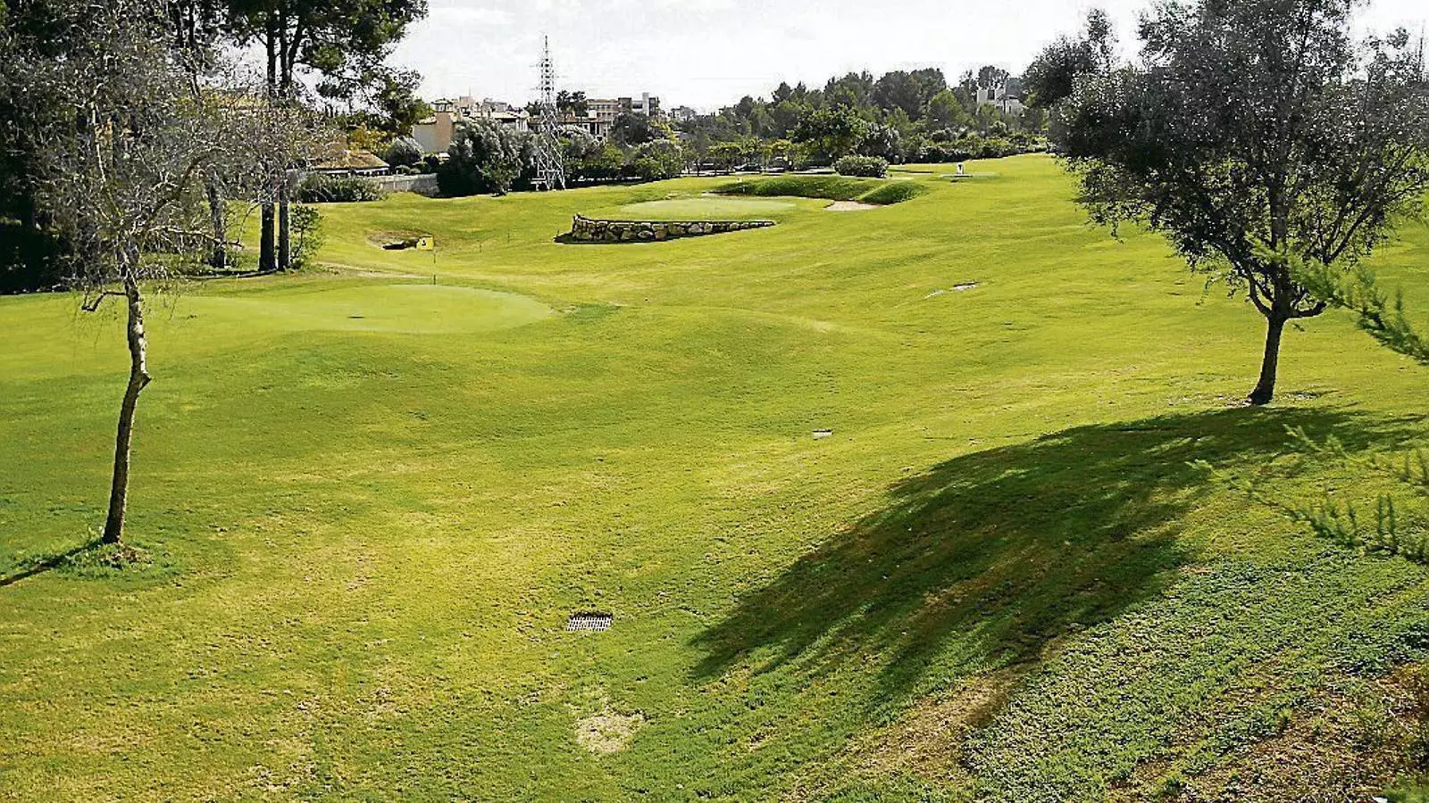 Medi Ambient localitza sis camps de golf on es rega amb aigua potable