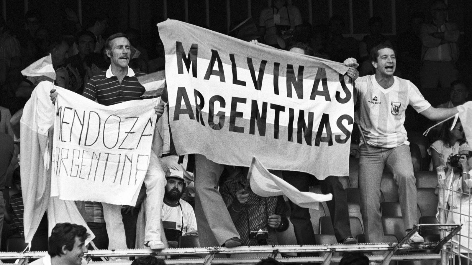 Un grupo de aficionados argentinos muestran una bandera del país reclamando la pertenencia a la Argentina de las Malvinas, el 13 de junio de 1982, en la inauguración oficial del Mundial de España en el Camp Nou. Al día siguiente acabó la guerra.