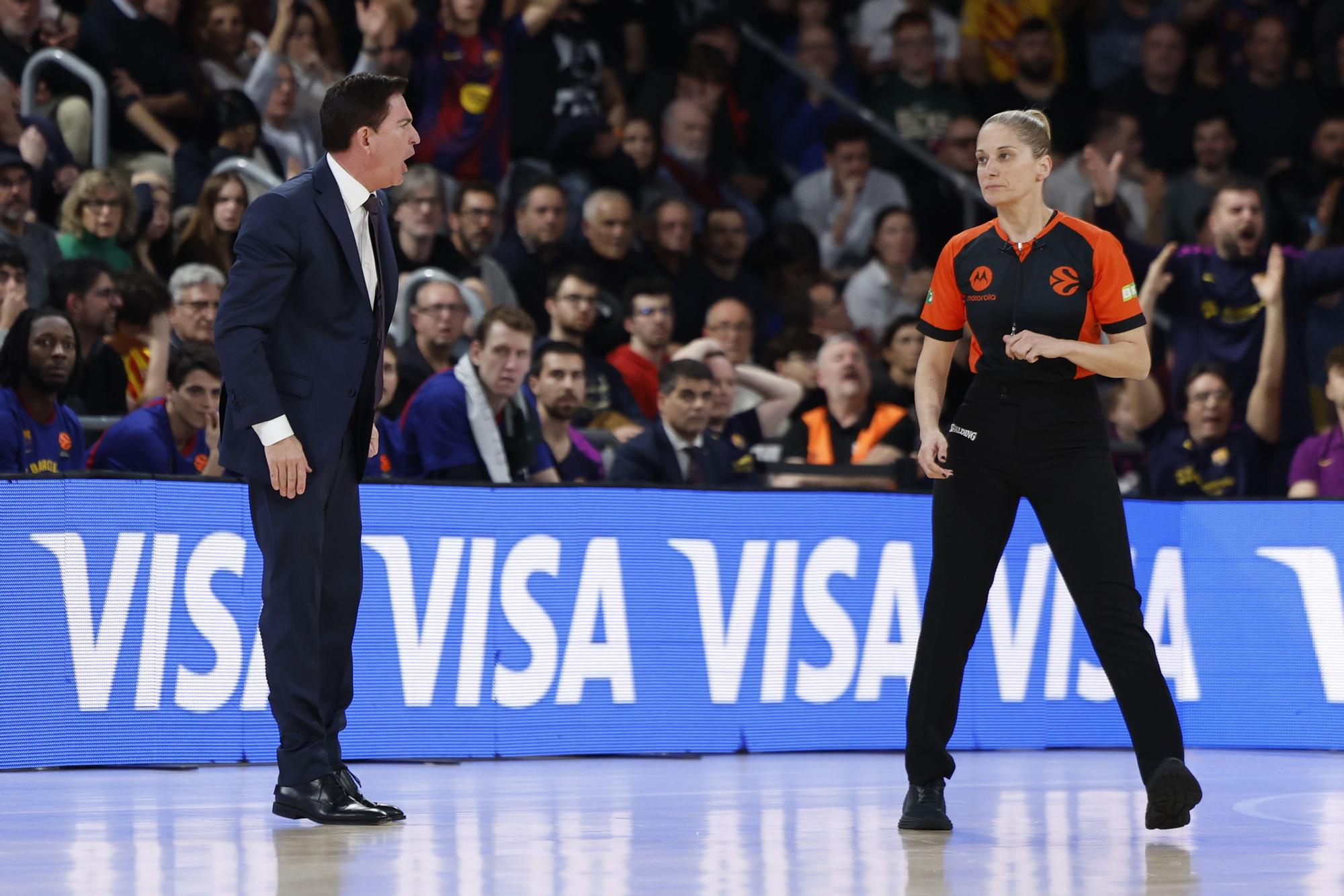 Xavi Pascual escrudassant Vasiliki Tsaroucha.
