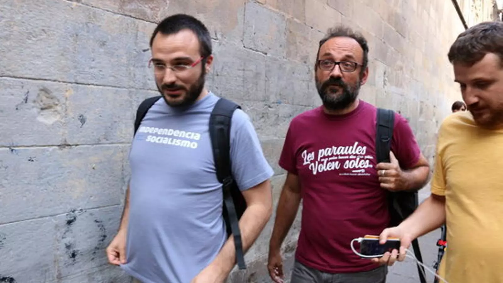 Els diputats de lla CUP Albert Botran i Benet Salellas surten de la reunió del Govern amb els anticapitalistes i les entitats sobiranistes al Palau de la Generalitat