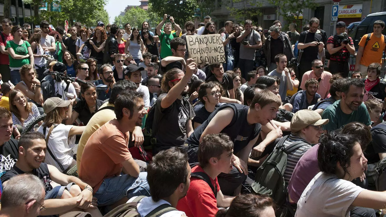 Els indignats van protagonitzar ahir una acció davant de la seu del PP a Barcelona.