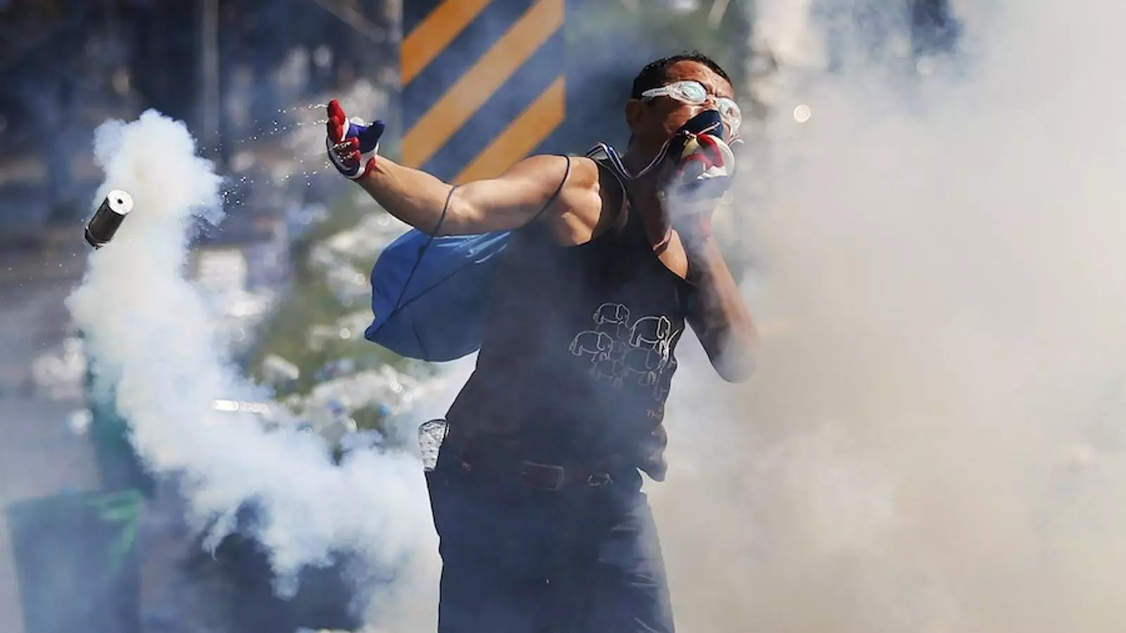 La policia ha llançat gasos lacrimògens per primer cop aquesta setmana. REUTERS