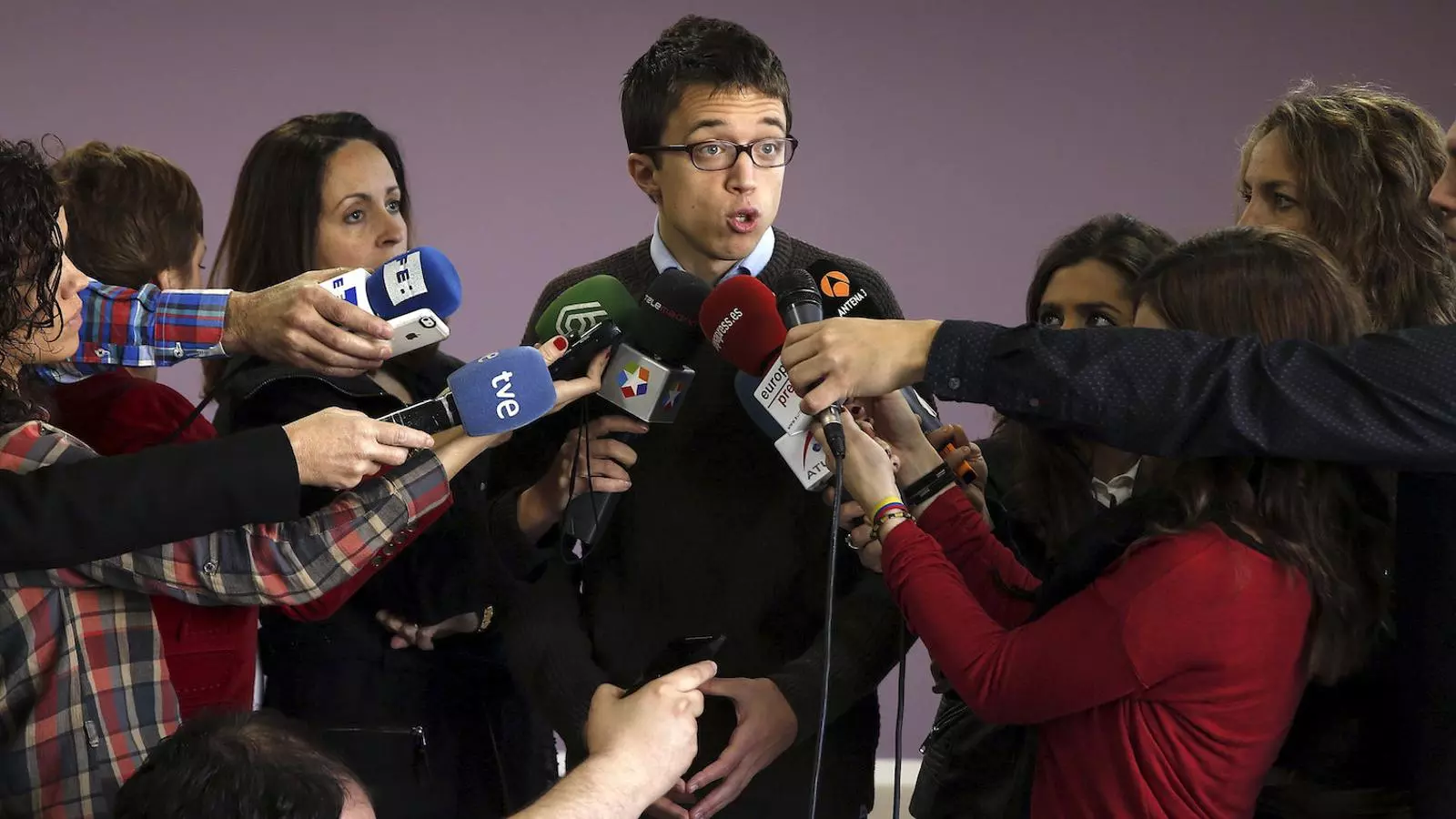 El secretari polític de Podem, Íñigo Errejón, atenent els mitjans aquest divendres / EFE