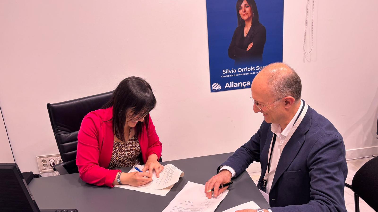 Orriols con Capillas, firmando el acuerdo de integración