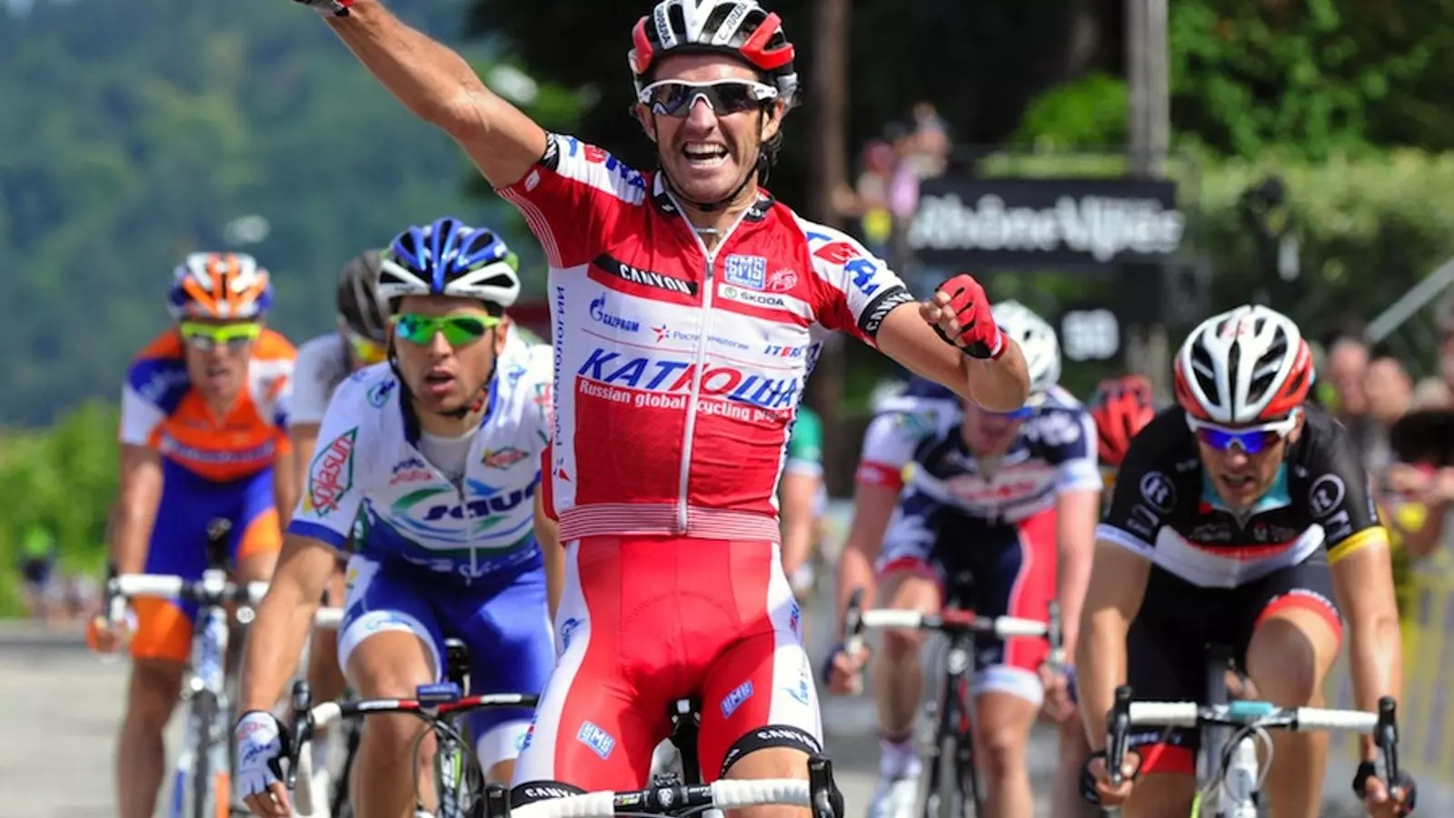 Dani Moreno celebra el seu triomf en la segona etapa de Dauphiné