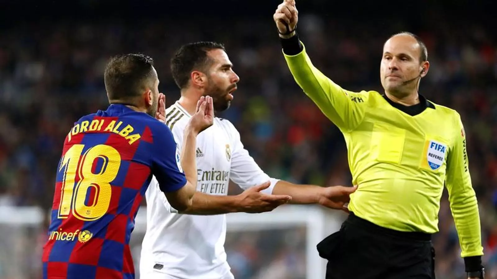 Mateu Lahoz muestra una tarjeta amarilla a Jordi Alba al último clásico con público a las gradas.