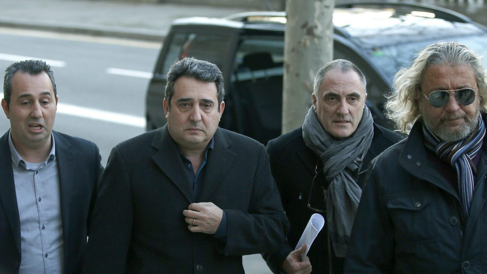 Lluís Monge, to the right of Bustos, entering the TSJC at the start of the trial for the Mercuri case