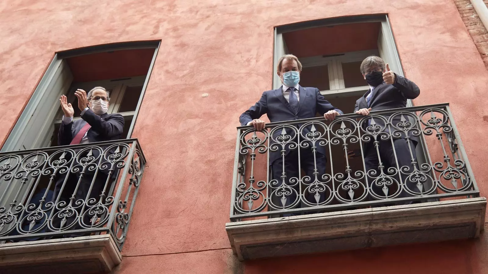 Els tres expresidents des del balcó de la Casa de la Generalitat a Perpinyà