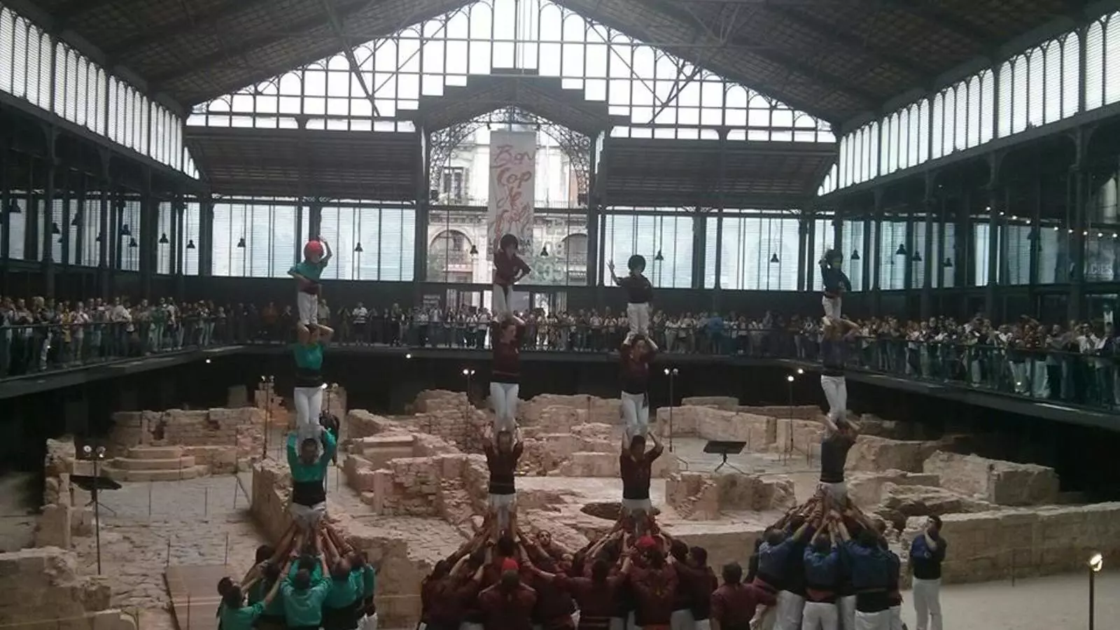 Les colles van alçar pilars de quatre a les ruïnes del Born. JÚLIA CARABIAS / CASTELLERS DE VILAFRANCA