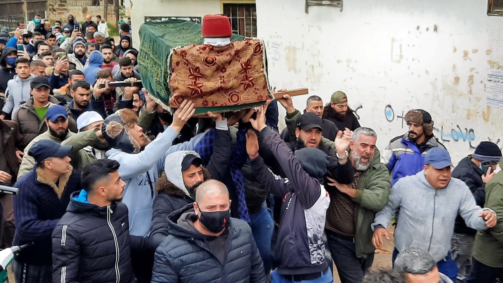 Un grupo de libaneses traslada el féretro de Omar Faruk Taibe, el chico que murió después de recibir un disparo a las espaldas mientras protestaba.