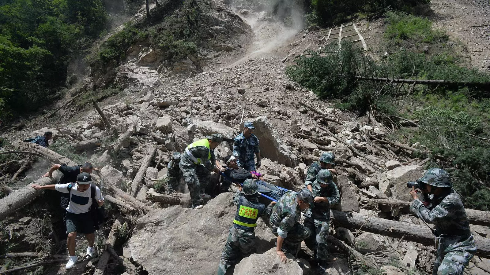 Els equips de rescat atenent les víctimes del terratrèmol a la província de Sichuan, ahir a la nit