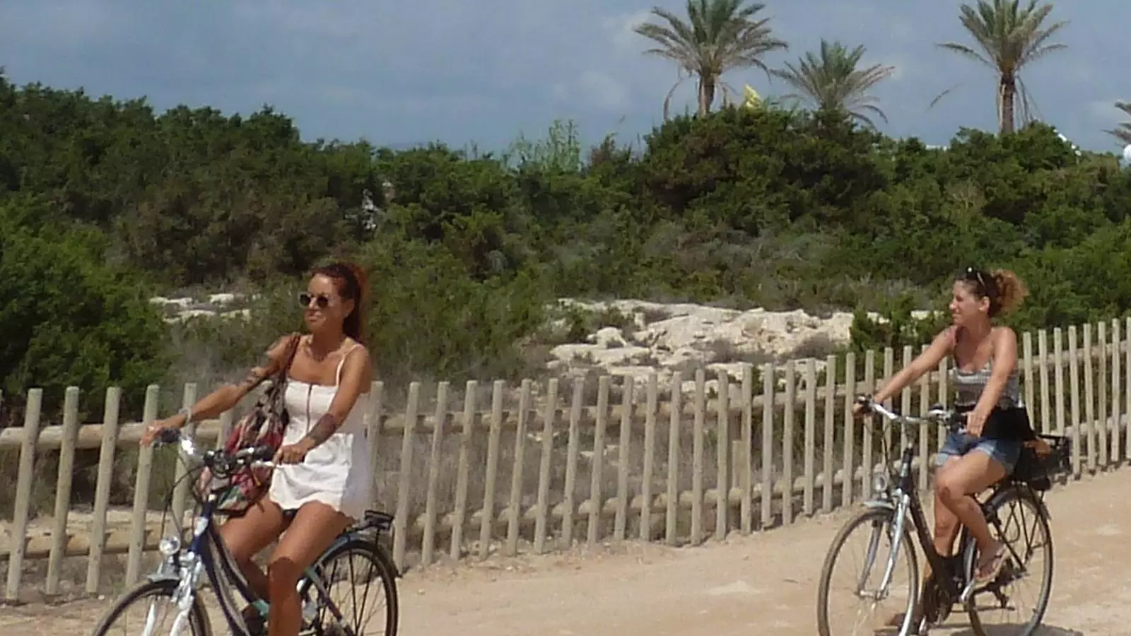 Dues visitants en bicicleta.