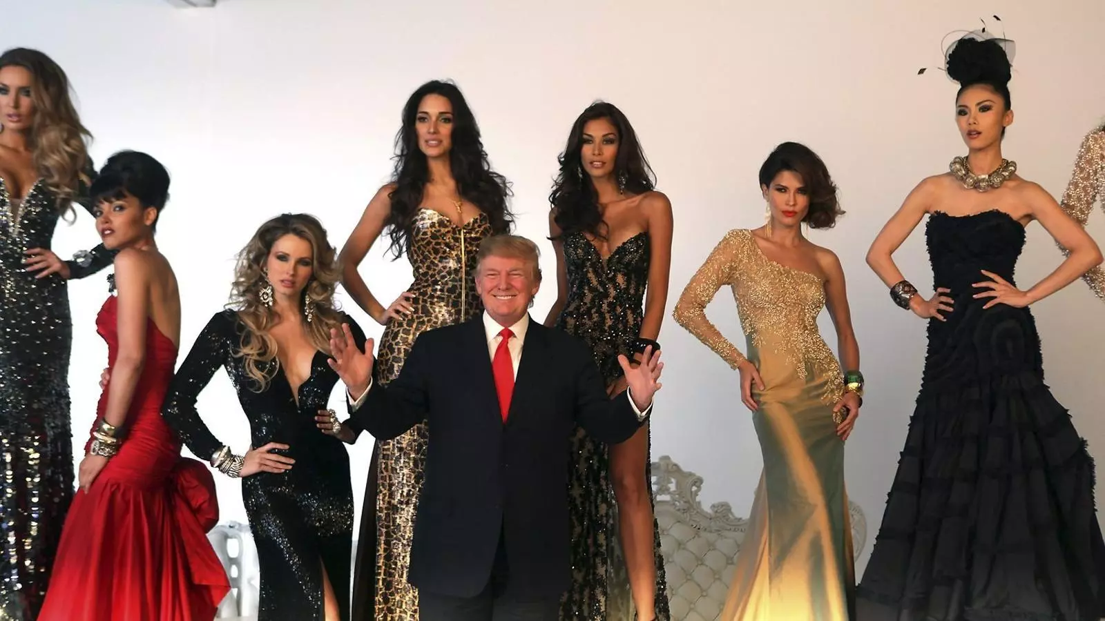 Donald Trump, abans de ser president dels EUA, durant una sessió de fotos a Nova York amb diferents miss.