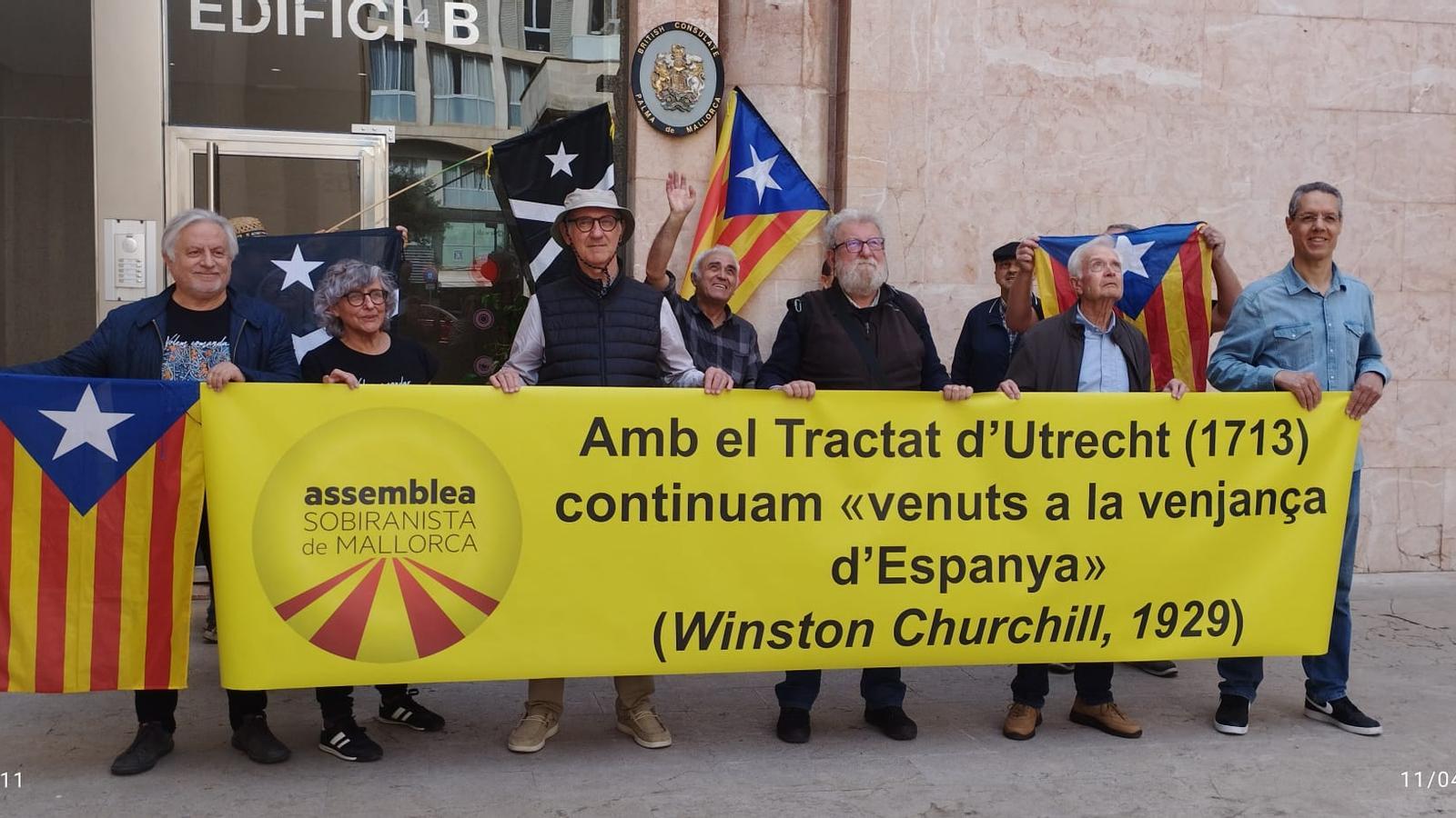 Concentració de l'Assamblea Sobiranista de Mallorca davant el Consolat