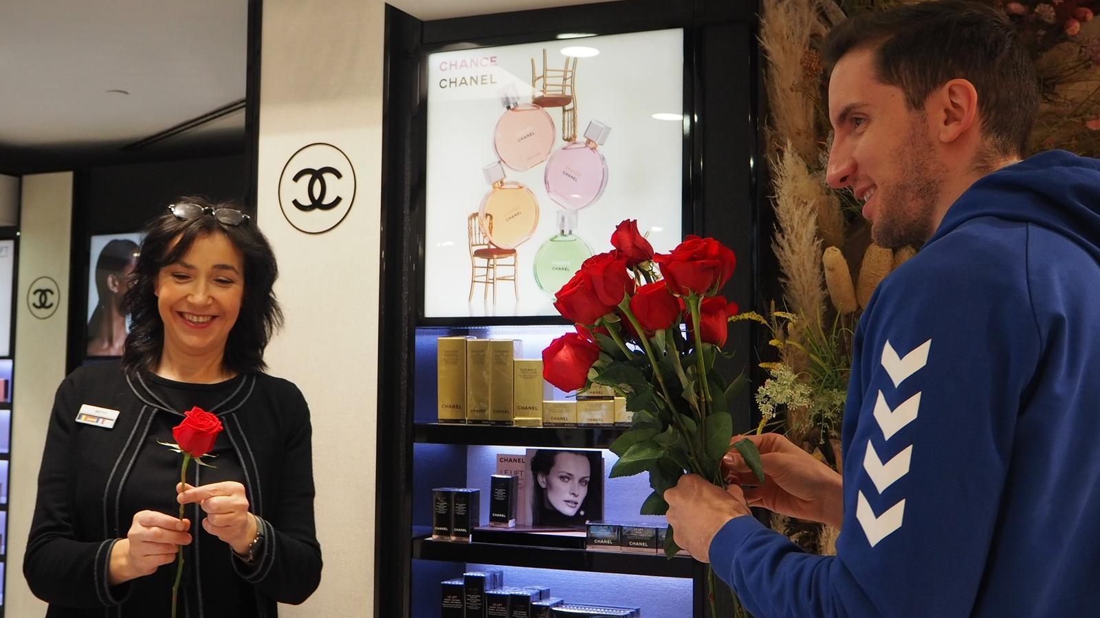 Els jugadors del MoraBanc reparteixen roses entre les treballadores de Pyrénées.