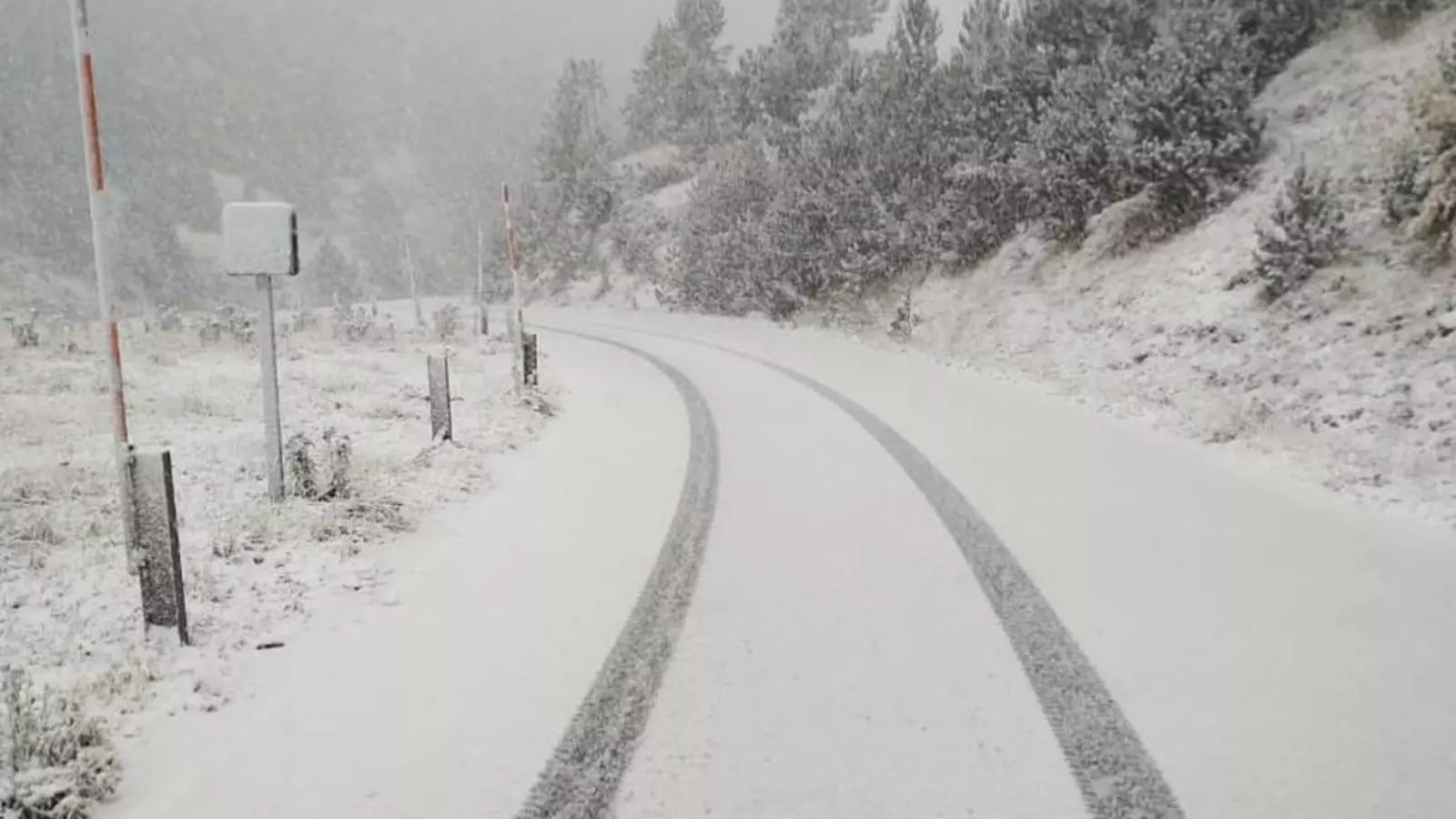 Un dels trams cobert per la neu, de la xarxa viària andorrana. / MOBILITAT