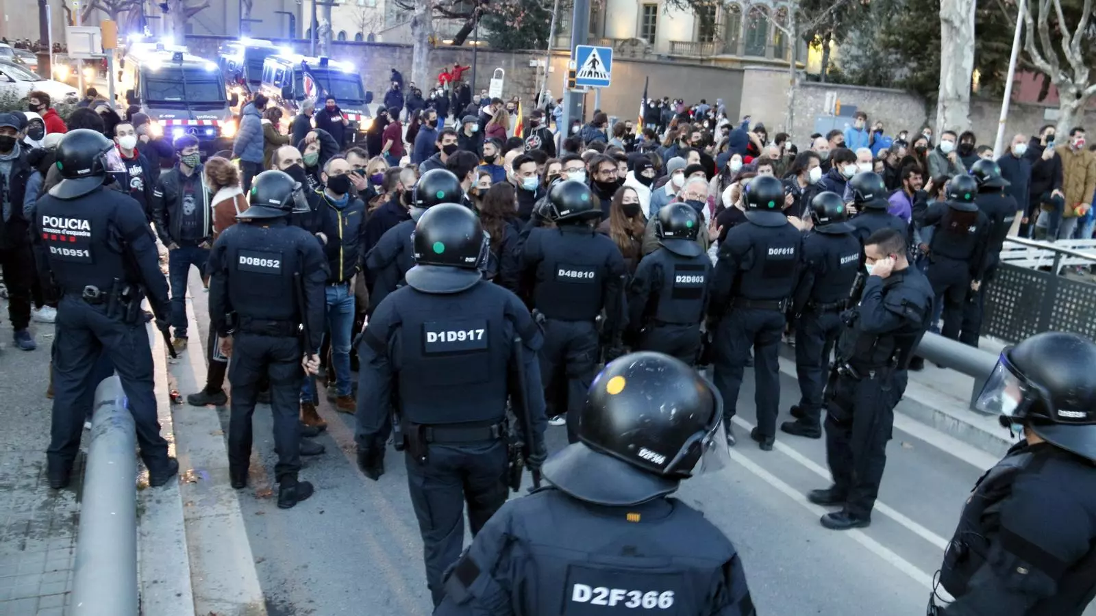 Enfrontaments entre antifeixistes i Mossos després de l'acte de Vox a Vic