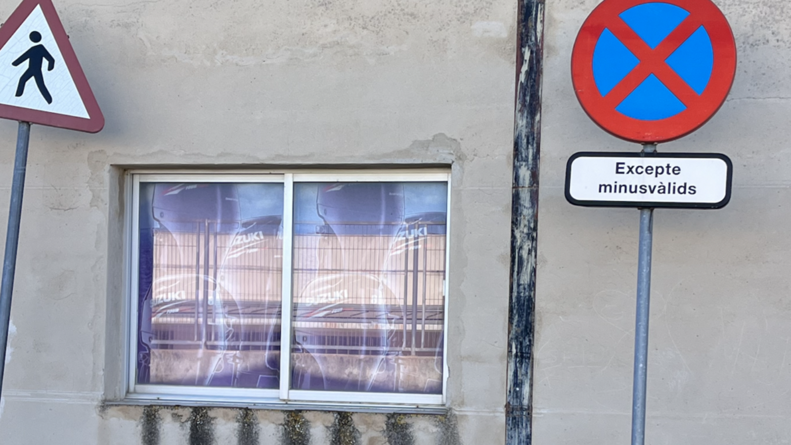 Els cartells que l'Ajuntament de Maria substituirà.