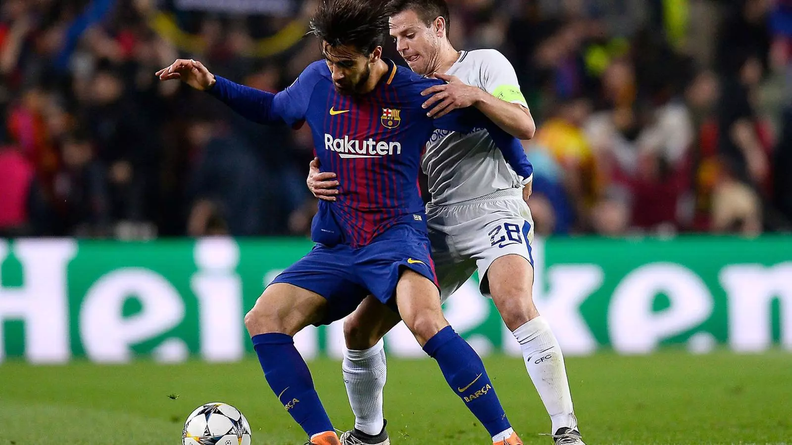 André Gomes protegint la pilota davant Azpilicueta.