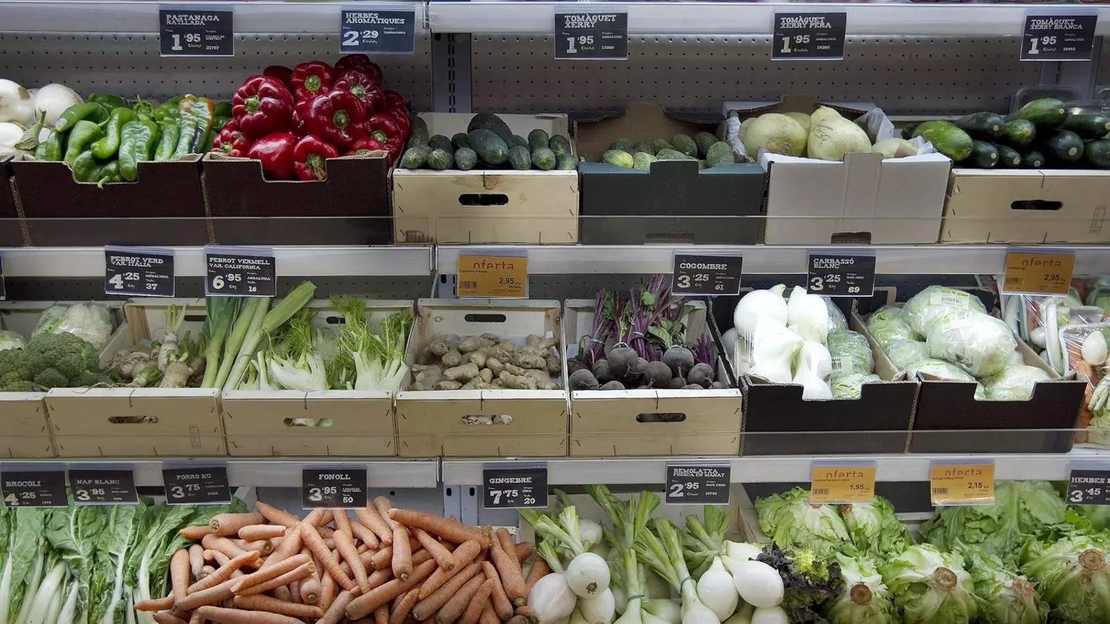 La verdura y la fruta ecológicas llegan a muchas más tiendas y grandes superficies que antes.