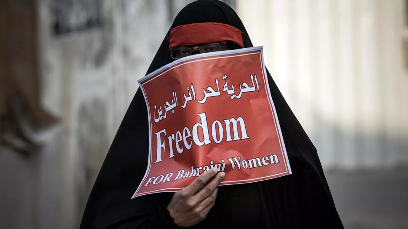 Una dona musulmana xiïta de Bahrain participa en una protesta contra el govern en solidaritat amb les dones empresonades de Bahrain al poble de Mahaza, al sud de Mananma/ AFP/ Mohammed Al-Shaikh