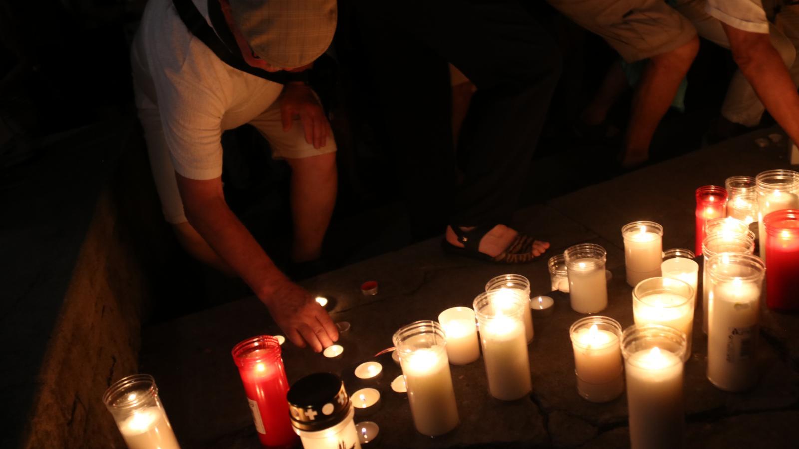 The neighbors deposited the candles near the place of the homicide.