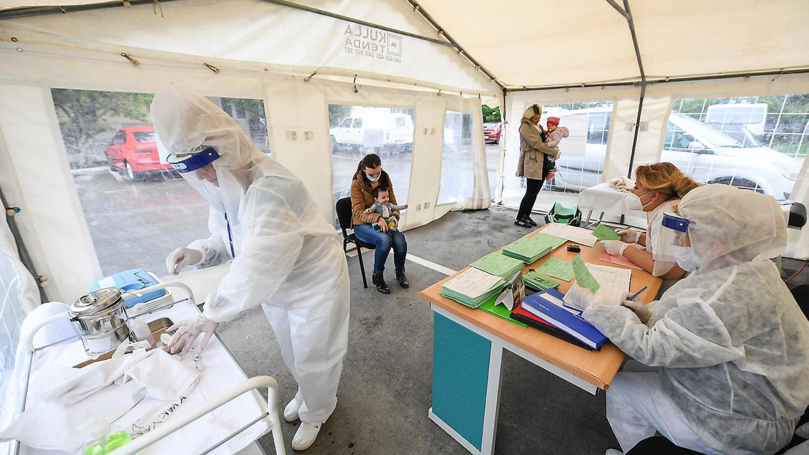 Petites solucions que salven vides L’Unicef posa en marxa una campanya per conscienciar del paper de les vacunes en la prevenció de la mortalitat infantil