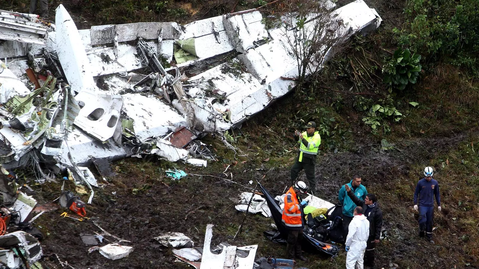 Els serveis de rescat busquen supervivents entre les restes de l'avió accidentat a Colòmbia